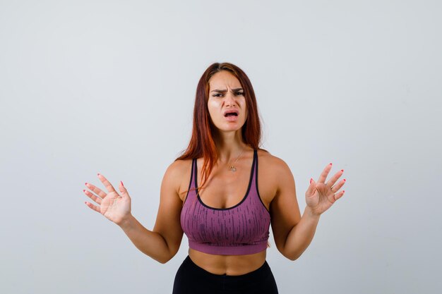 Mujer joven, con, pelo largo, llevando, ropa deportiva