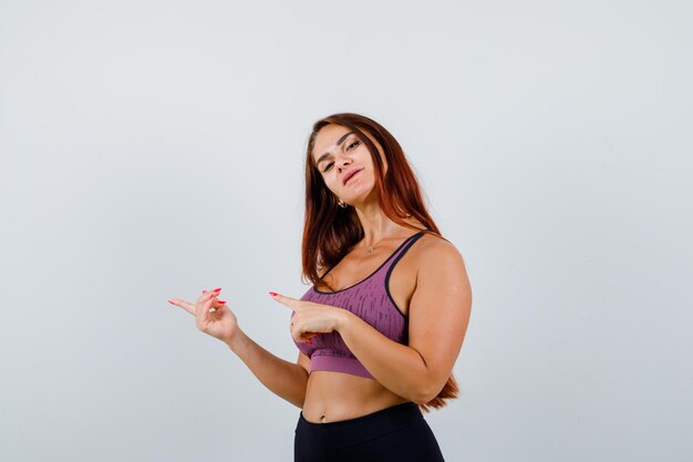 Mujer joven, con, pelo largo, llevando, ropa deportiva