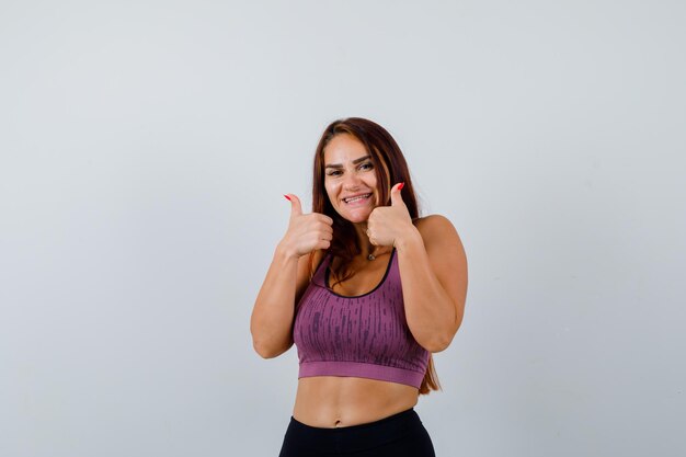 Mujer joven, con, pelo largo, llevando, ropa deportiva