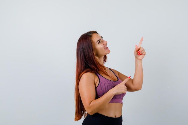 Mujer joven, con, pelo largo, llevando, ropa deportiva