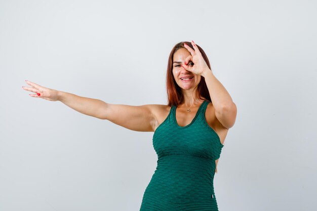 Mujer joven, con, pelo largo, llevando, un, verde, bodycon