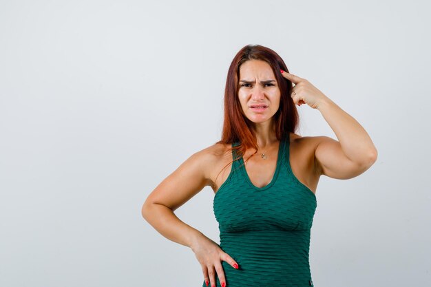 Mujer joven, con, pelo largo, llevando, un, verde, bodycon