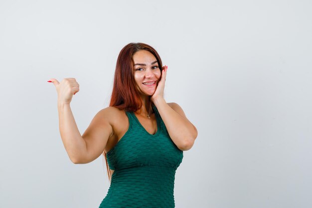 Mujer joven, con, pelo largo, llevando, un, verde, bodycon