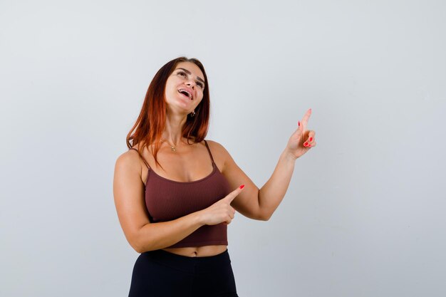 Mujer joven, con, pelo largo, en, un, marrón, top corto