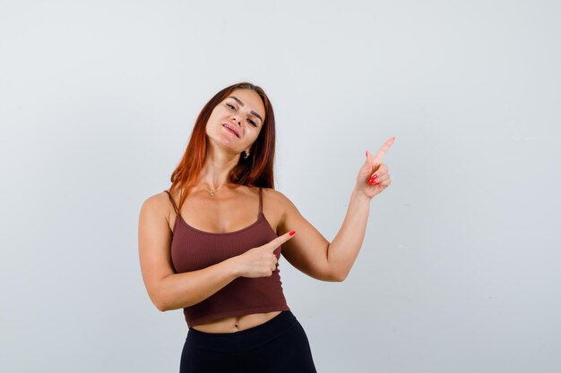 Mujer joven, con, pelo largo, en, un, marrón, top corto