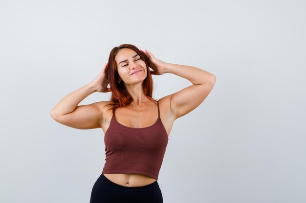 Mujer joven, con, pelo largo, en, un, marrón, top corto