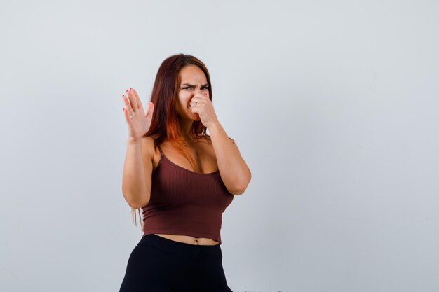 Mujer joven, con, pelo largo, en, un, marrón, top corto