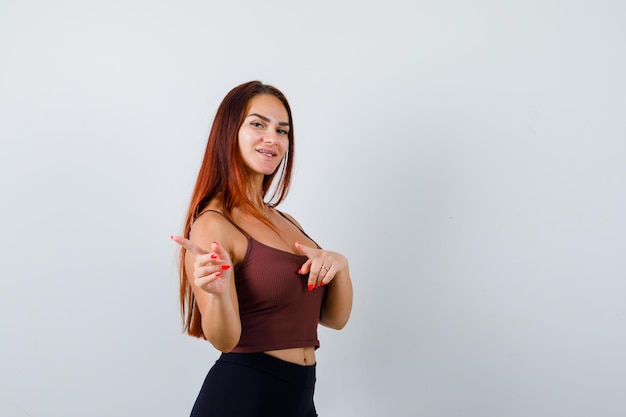 Mujer joven, con, pelo largo, en, un, marrón, top corto