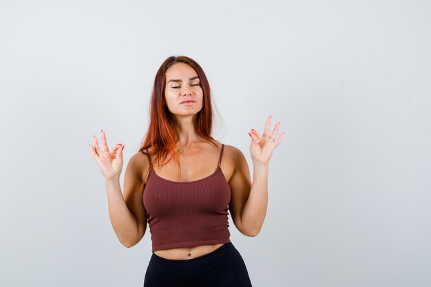 Mujer joven, con, pelo largo, en, un, marrón, top corto