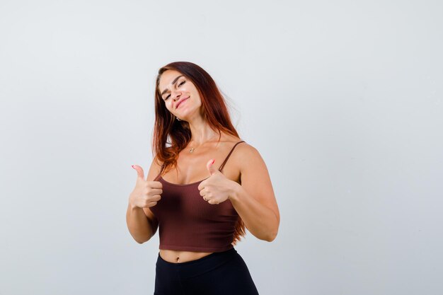 Mujer joven, con, pelo largo, en, un, marrón, top corto