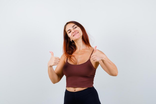 Mujer joven, con, pelo largo, en, un, marrón, top corto