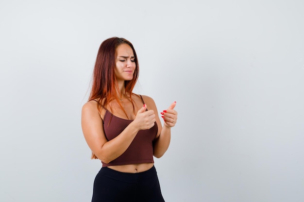 Mujer joven, con, pelo largo, en, un, marrón, top corto