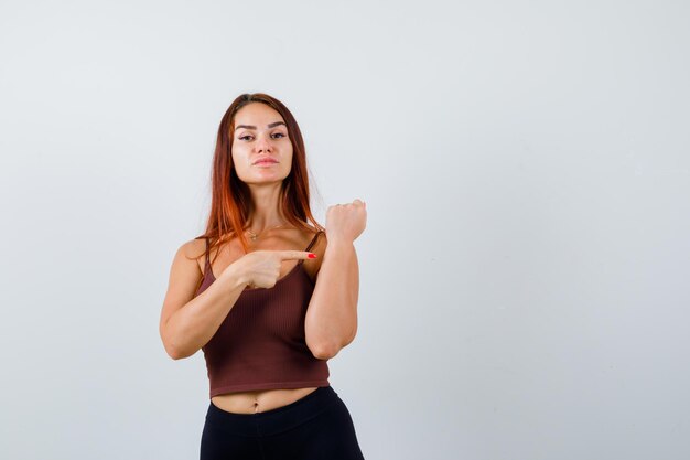 Mujer joven, con, pelo largo, en, un, marrón, top corto