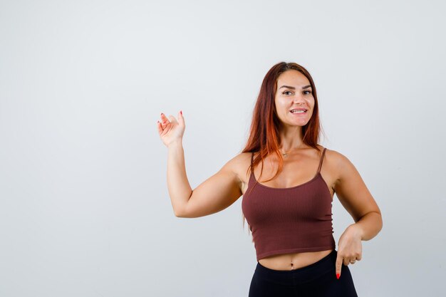 Mujer joven, con, pelo largo, en, un, marrón, top corto