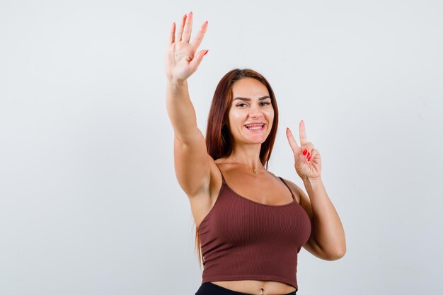 Mujer joven, con, pelo largo, en, un, marrón, top corto