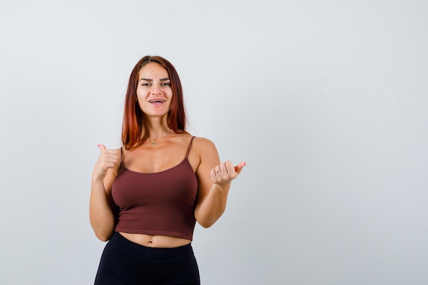 Mujer joven, con, pelo largo, en, un, marrón, top corto