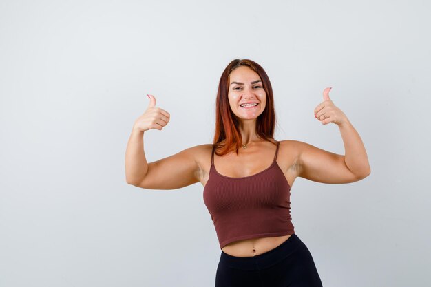 Mujer joven, con, pelo largo, en, un, marrón, top corto