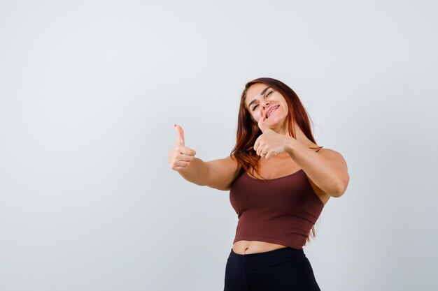 Mujer joven, con, pelo largo, en, un, marrón, top corto