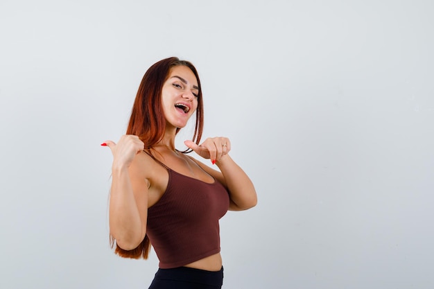 Mujer joven, con, pelo largo, en, un, marrón, top corto