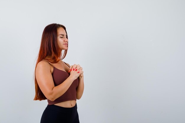 Mujer joven, con, pelo largo, en, un, marrón, top corto