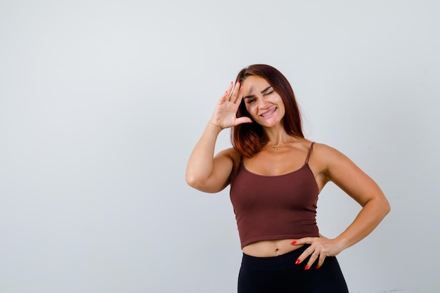 Mujer joven, con, pelo largo, en, un, marrón, top corto