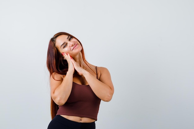 Mujer joven, con, pelo largo, en, un, marrón, top corto