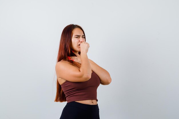 Mujer joven, con, pelo largo, en, un, marrón, top corto