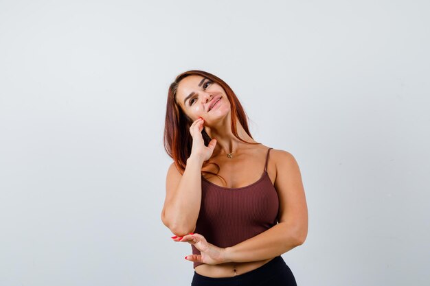 Mujer joven, con, pelo largo, en, un, marrón, top corto