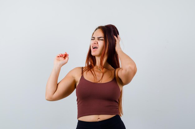 Mujer joven, con, pelo largo, en, un, marrón, top corto