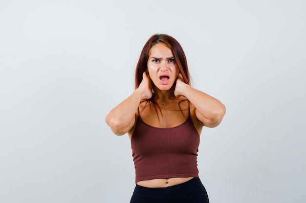 Mujer joven, con, pelo largo, en, un, marrón, top corto