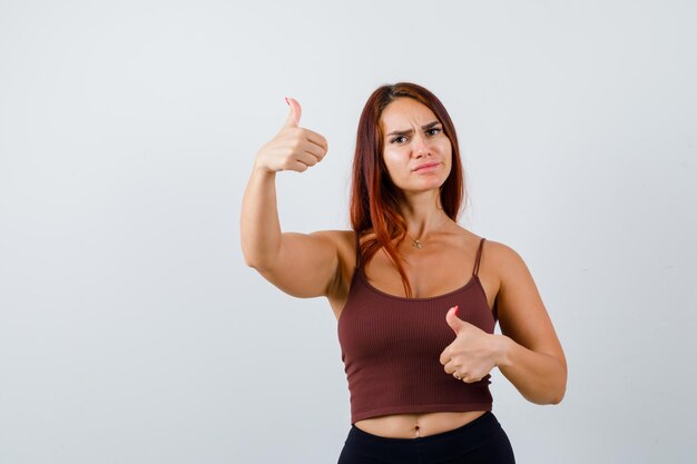 Mujer joven, con, pelo largo, en, un, marrón, top corto