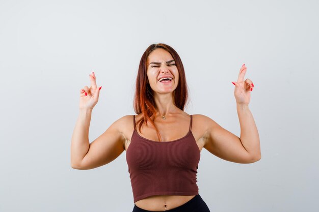 Mujer joven, con, pelo largo, en, un, marrón, top corto