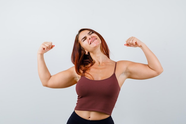 Foto gratuita mujer joven, con, pelo largo, en, un, marrón, top corto