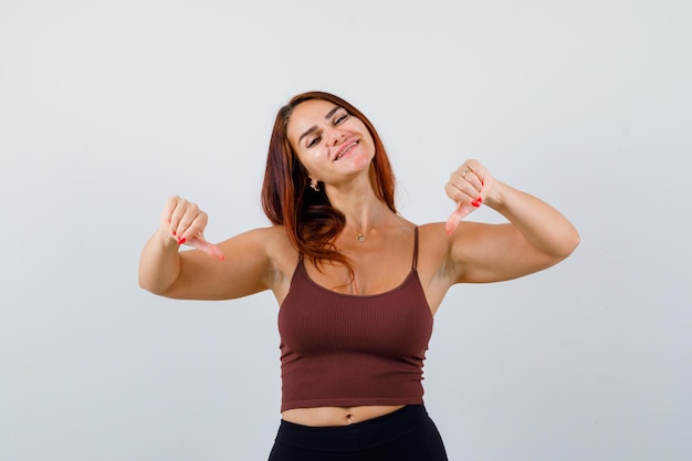 Foto gratuita mujer joven, con, pelo largo, en, un, marrón, top corto