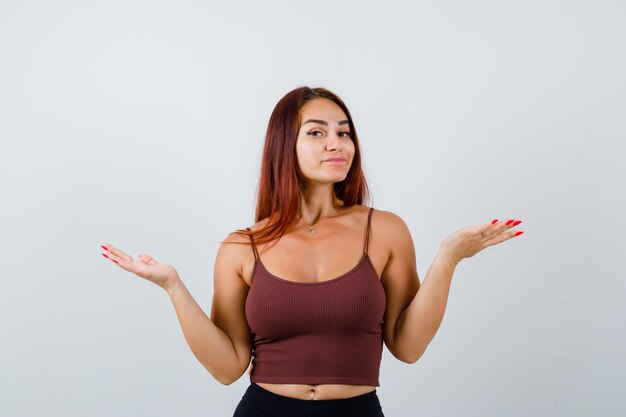 Mujer joven, con, pelo largo, en, un, marrón, top corto