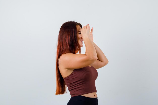 Mujer joven, con, pelo largo, en, un, marrón, top corto