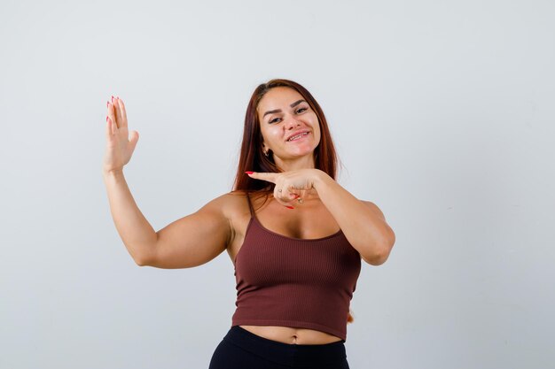 Mujer joven, con, pelo largo, en, un, marrón, top corto