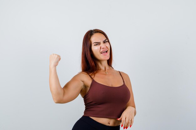 Mujer joven, con, pelo largo, en, un, marrón, top corto