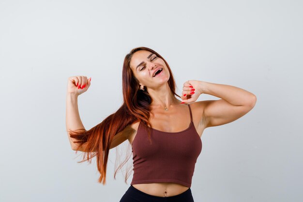 Mujer joven, con, pelo largo, en, un, marrón, top corto