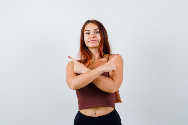 Mujer joven, con, pelo largo, en, un, marrón, top corto