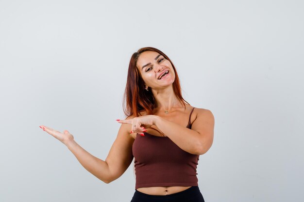 Mujer joven, con, pelo largo, en, un, marrón, top corto