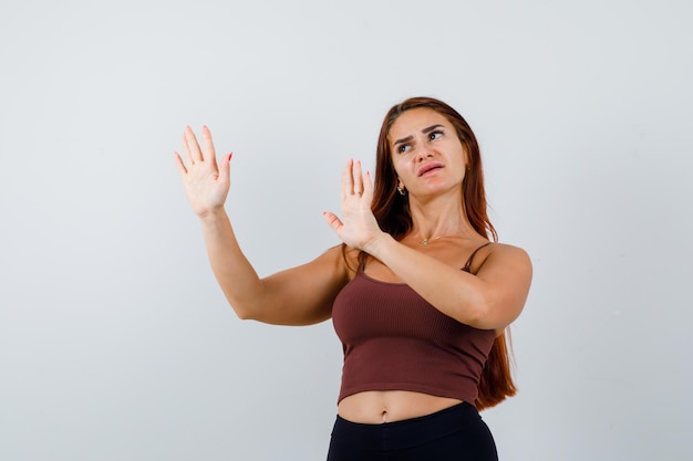 Mujer joven, con, pelo largo, en, un, marrón, top corto