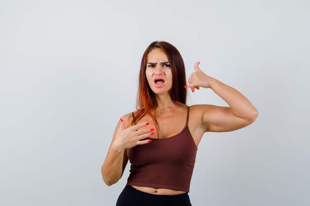 Mujer joven, con, pelo largo, en, un, marrón, top corto