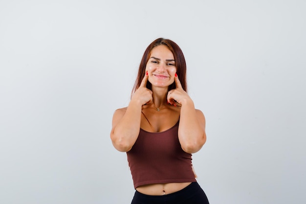 Mujer joven, con, pelo largo, en, un, marrón, top corto