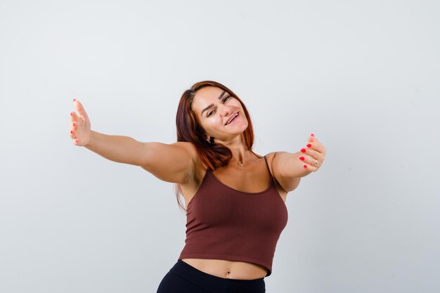 Mujer joven, con, pelo largo, en, un, marrón, top corto