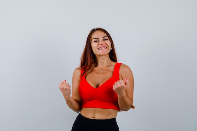 Mujer joven, con, pelo largo, en, un, naranja, camiseta sin mangas