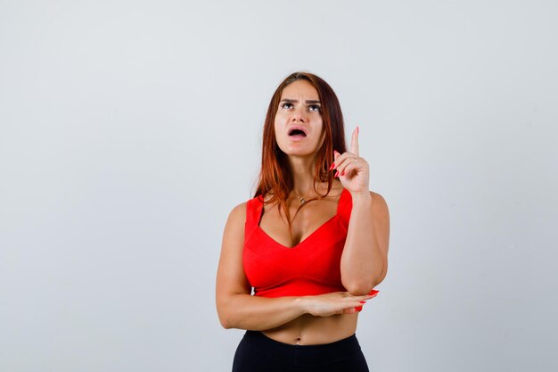 Mujer joven, con, pelo largo, en, un, naranja, camiseta sin mangas