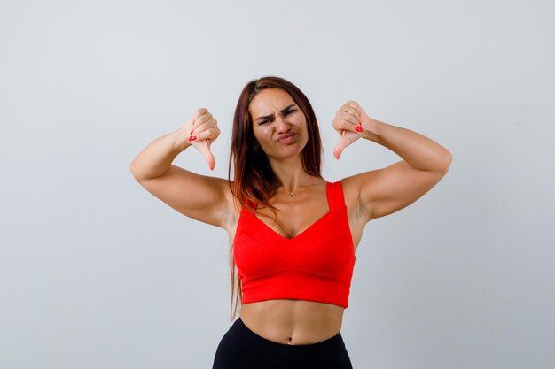 Mujer joven, con, pelo largo, en, un, naranja, camiseta sin mangas