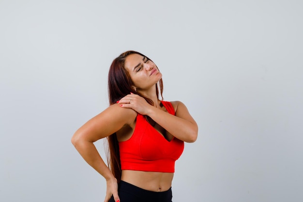 Mujer joven, con, pelo largo, en, un, naranja, camiseta sin mangas