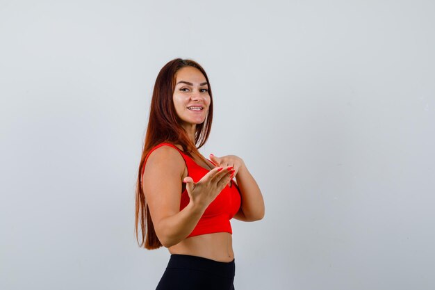 Mujer joven, con, pelo largo, en, un, naranja, camiseta sin mangas